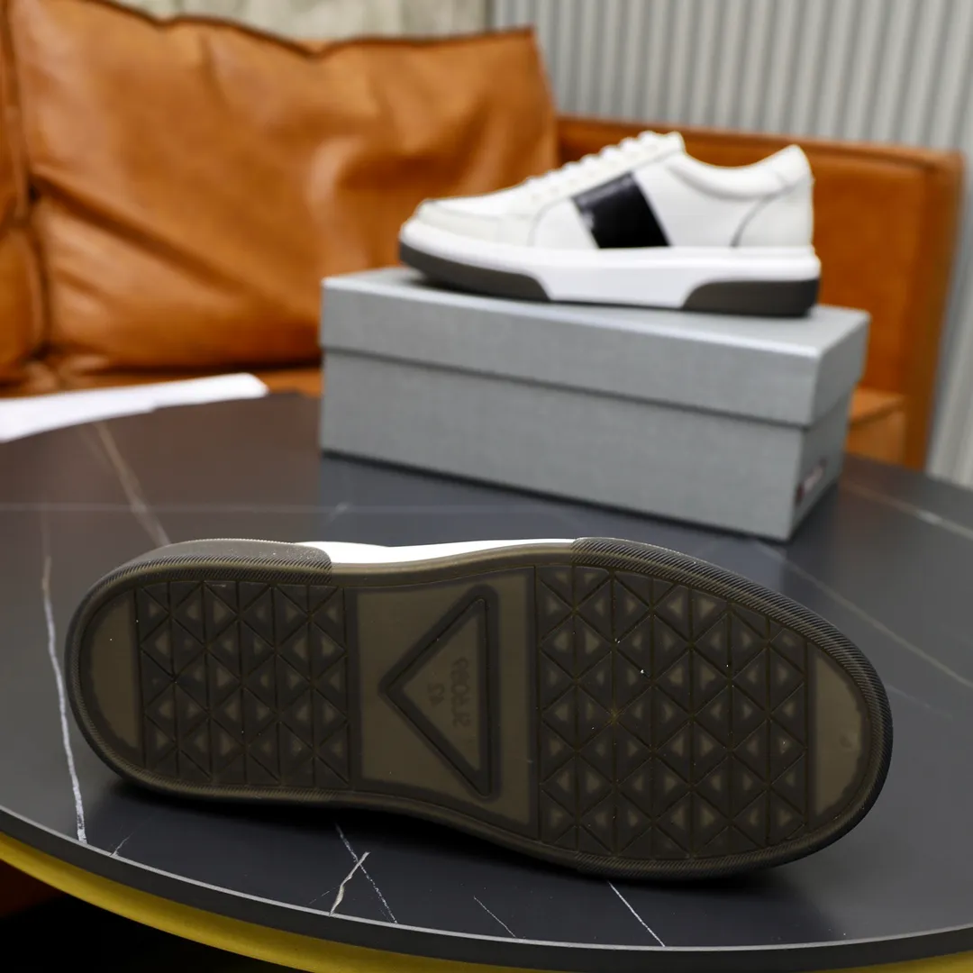 Ex-factory price: 680💰Top original order Brand: PRADA (Prada) Standard code: Men's size 38/44 (45 can be customized) Grade: Same as the official website Material: Original cowhide stitched with imported cloth, cowhide lining, original combination of two-color wear-resistant soft outsole Style category: casual sports version, young fashion, European and American trend, British style Color: actual picture color